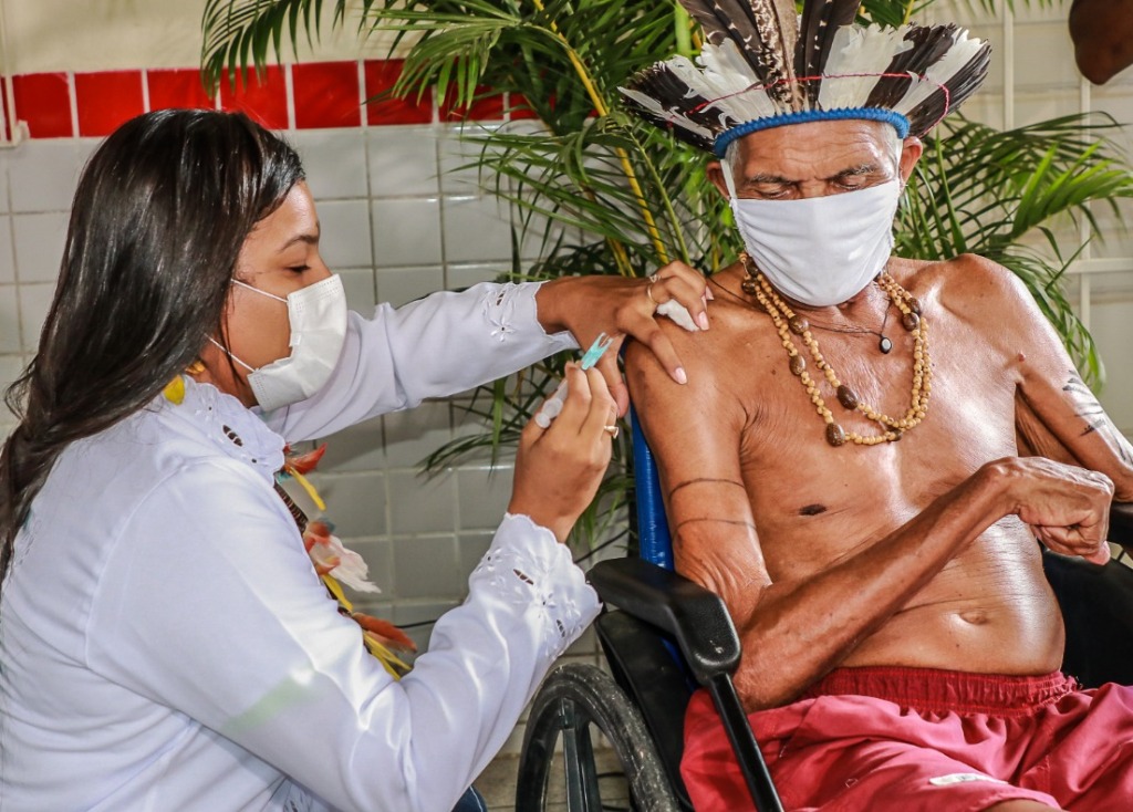 Manoel dos Santos, 82 anos, primeiro indígena vacinado contra covid-19 no estado. Foto: Ascom/SES
