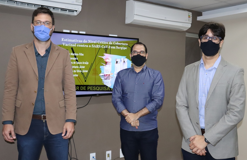 Paulo Martins, Victor Santos e Diego Tanajura apresentam estimativa de cobertura vacinal. Foto: Josafá Neto/Rádio UFS